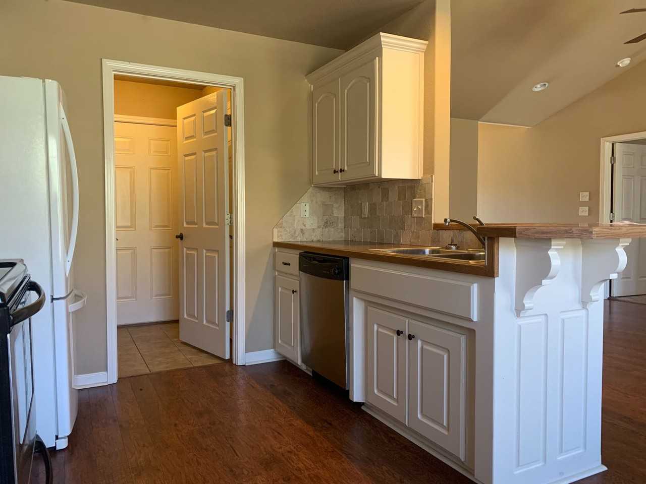 241 Lariat Dr - Photo 5 of 20