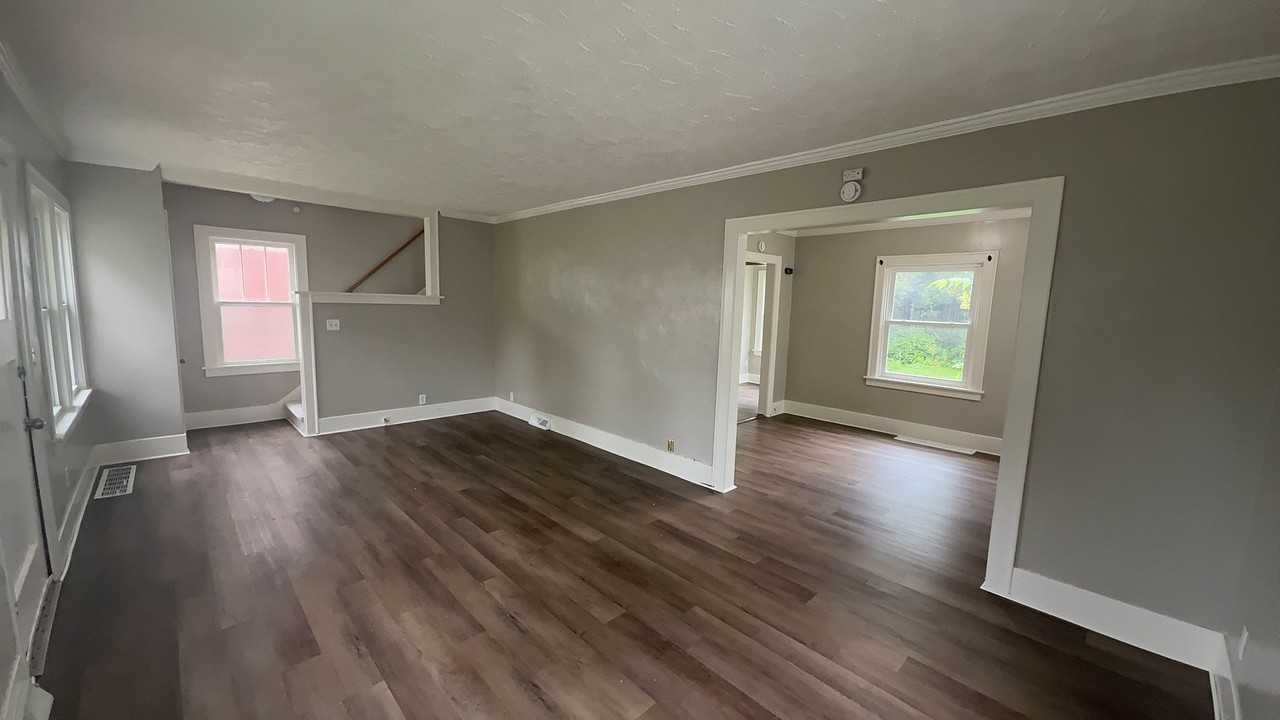 2040 Wyndhurst Rd - Photo 2 of 16