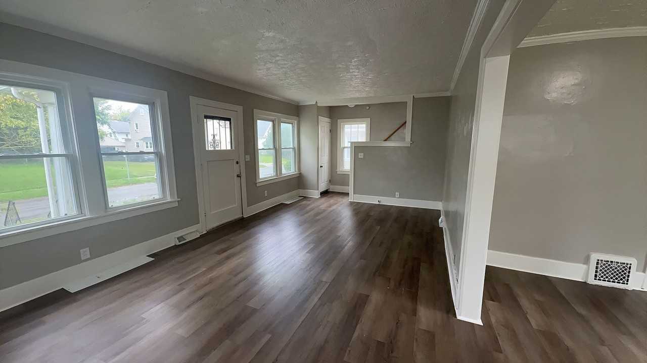 2040 Wyndhurst Rd - Photo 3 of 16
