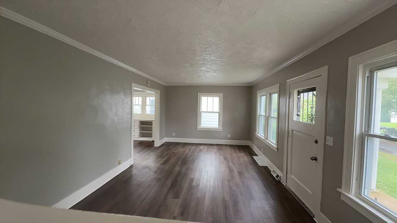 2040 Wyndhurst Rd - Photo 4 of 16