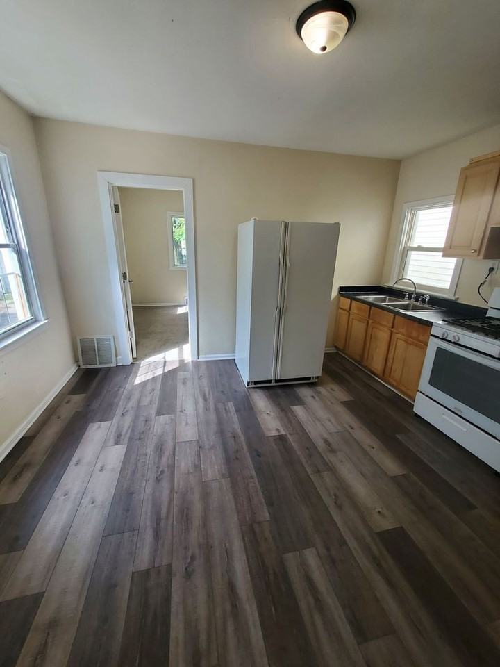 1126 61st St - Photo 6 of 13