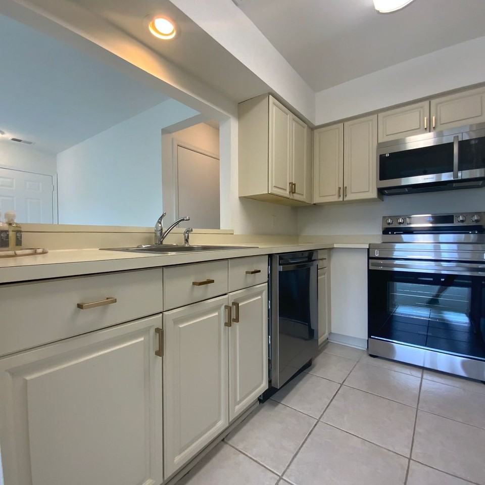 7594 Lakeside Village Dr - Photo 4 of 40