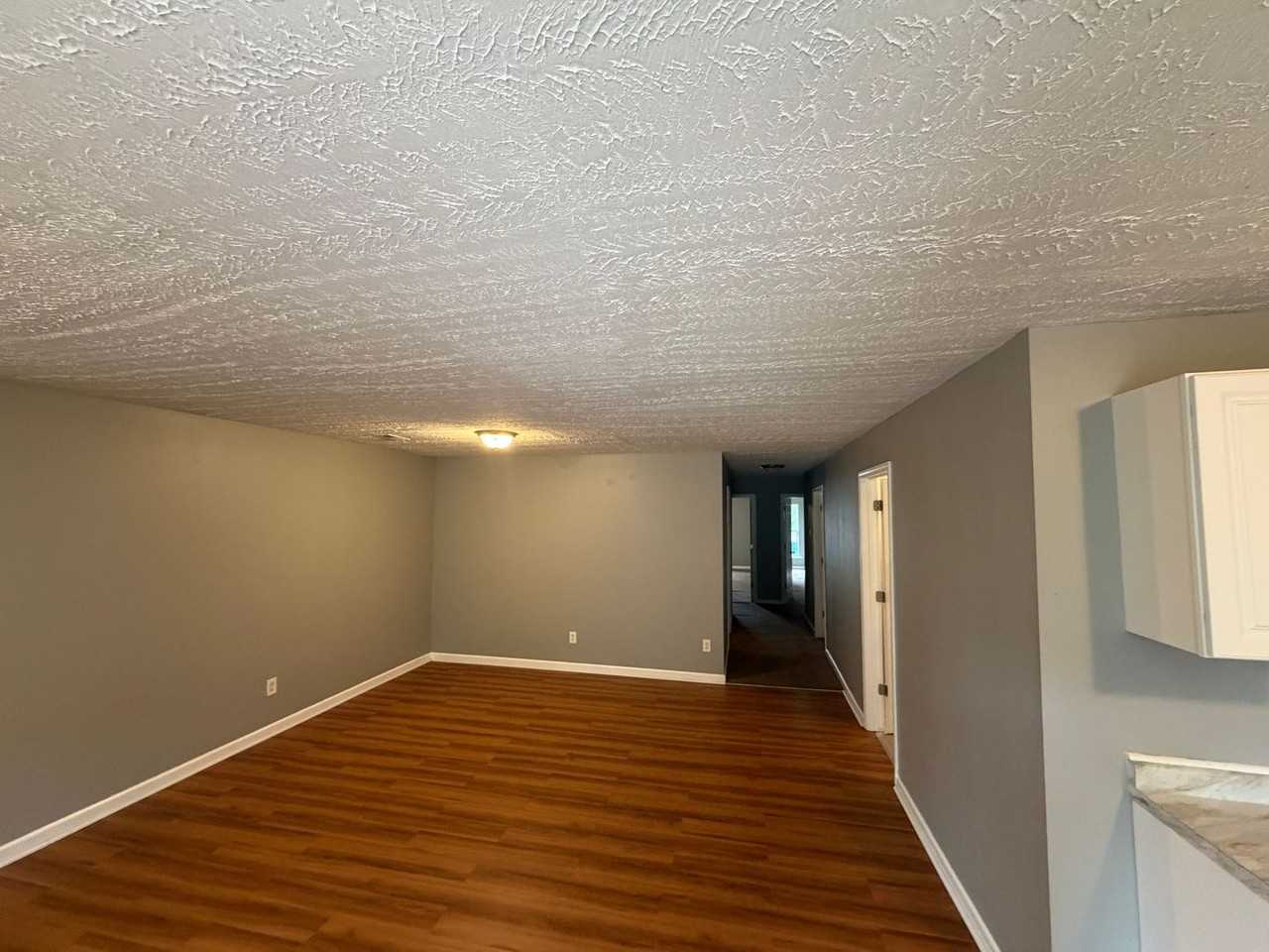 314 W 9th St - Photo 2 of 8