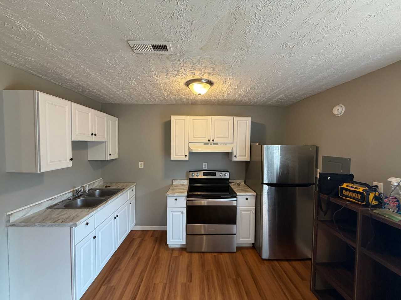 314 W 9th St - Photo 3 of 8