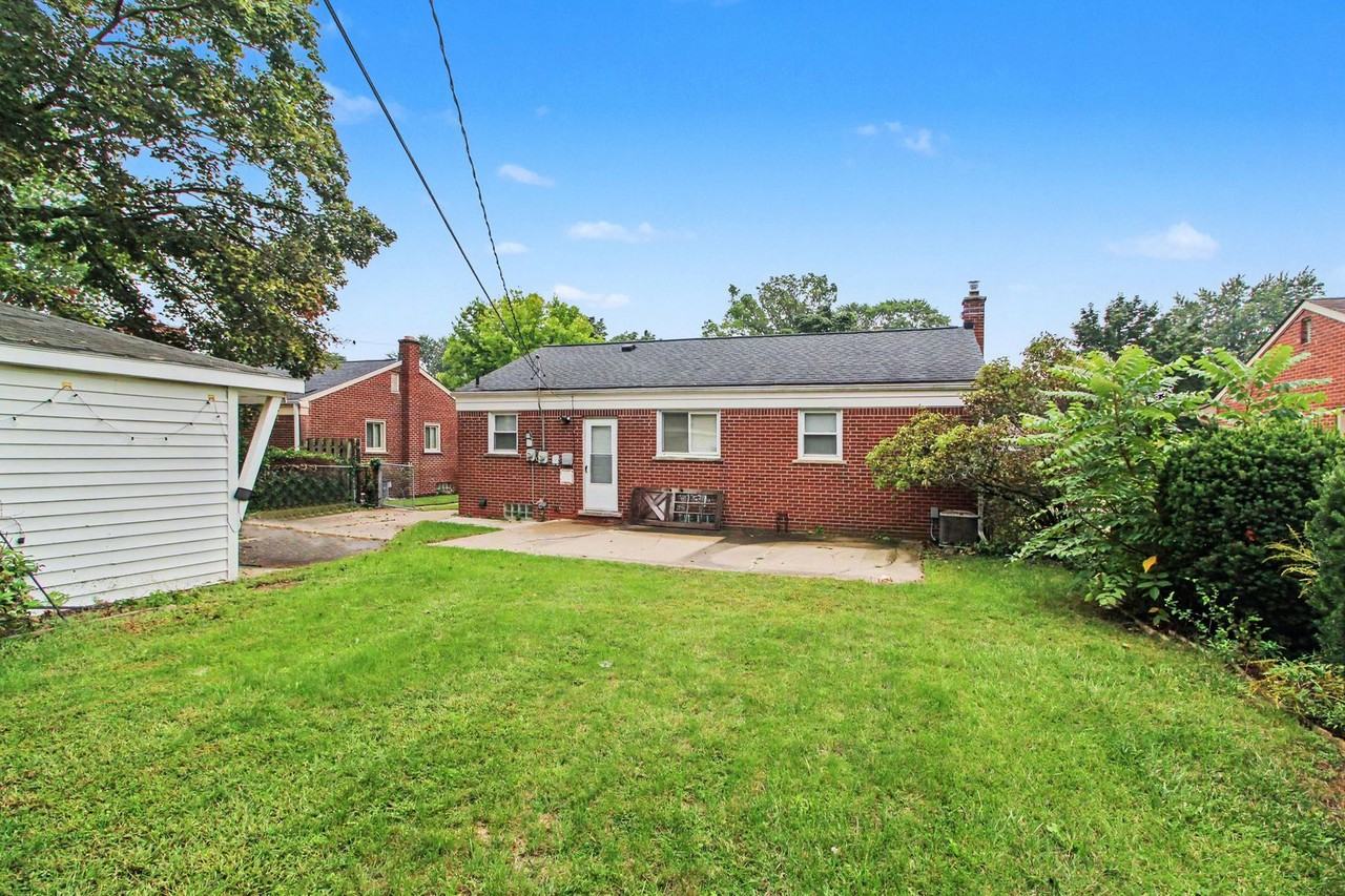 29138 Hathaway St - Photo 2 of 15