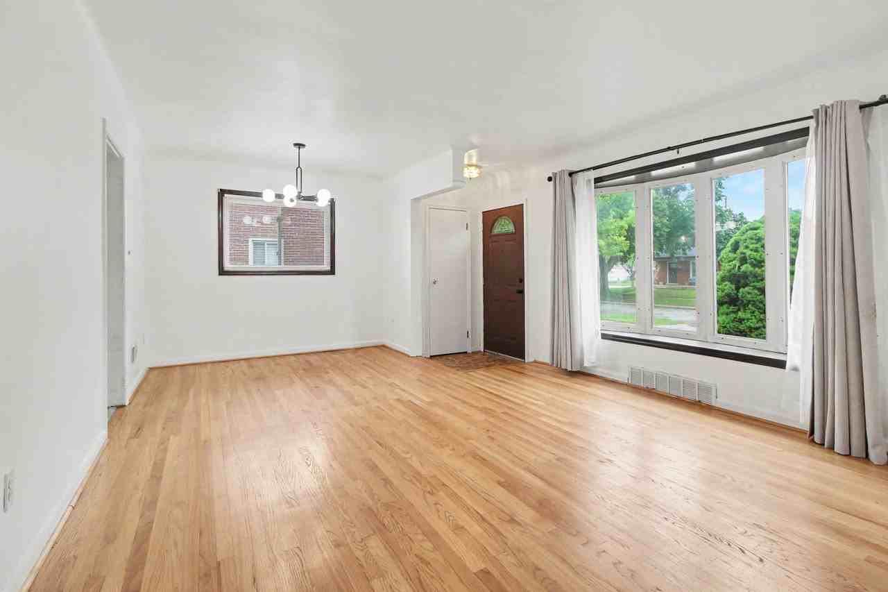 29138 Hathaway St - Photo 3 of 15