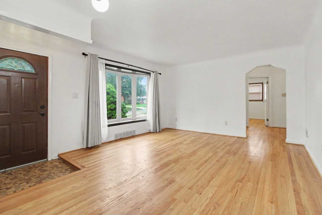 29138 Hathaway St - Photo 4 of 15