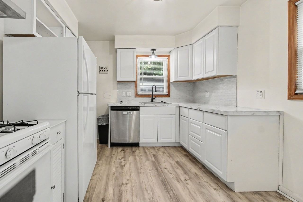 29138 Hathaway St - Photo 5 of 15