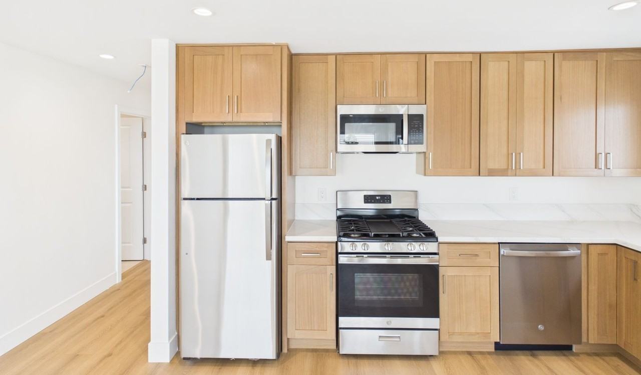 1126 W Redwood St - Photo 4 of 21