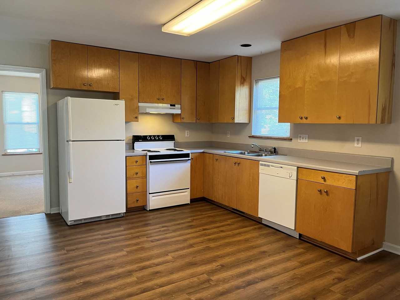 108 W Longview St - Photo 4 of 9