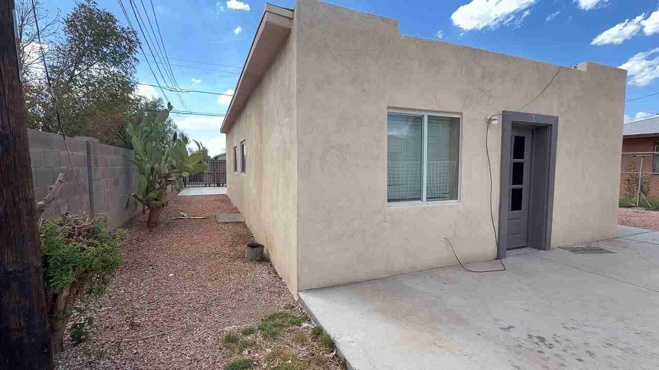 6714 N 54TH AVE - Photo 2 of 32