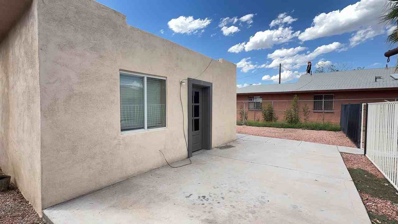 6714 N 54TH AVE - Photo 3 of 32