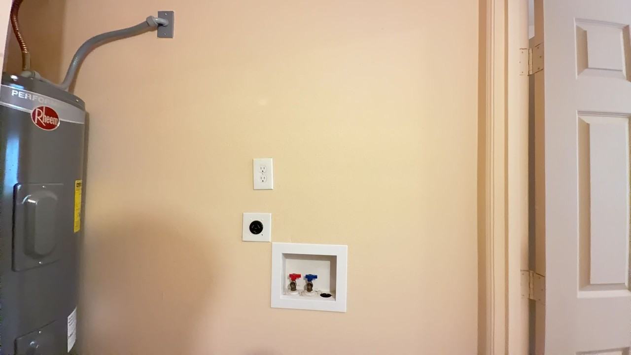 6714 N 54TH AVE - Photo 4 of 32