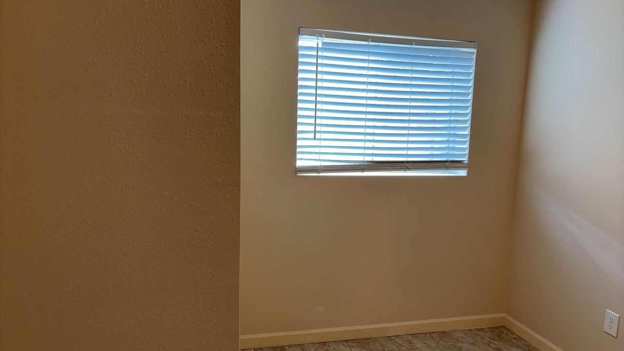 6714 N 54TH AVE - Photo 6 of 32