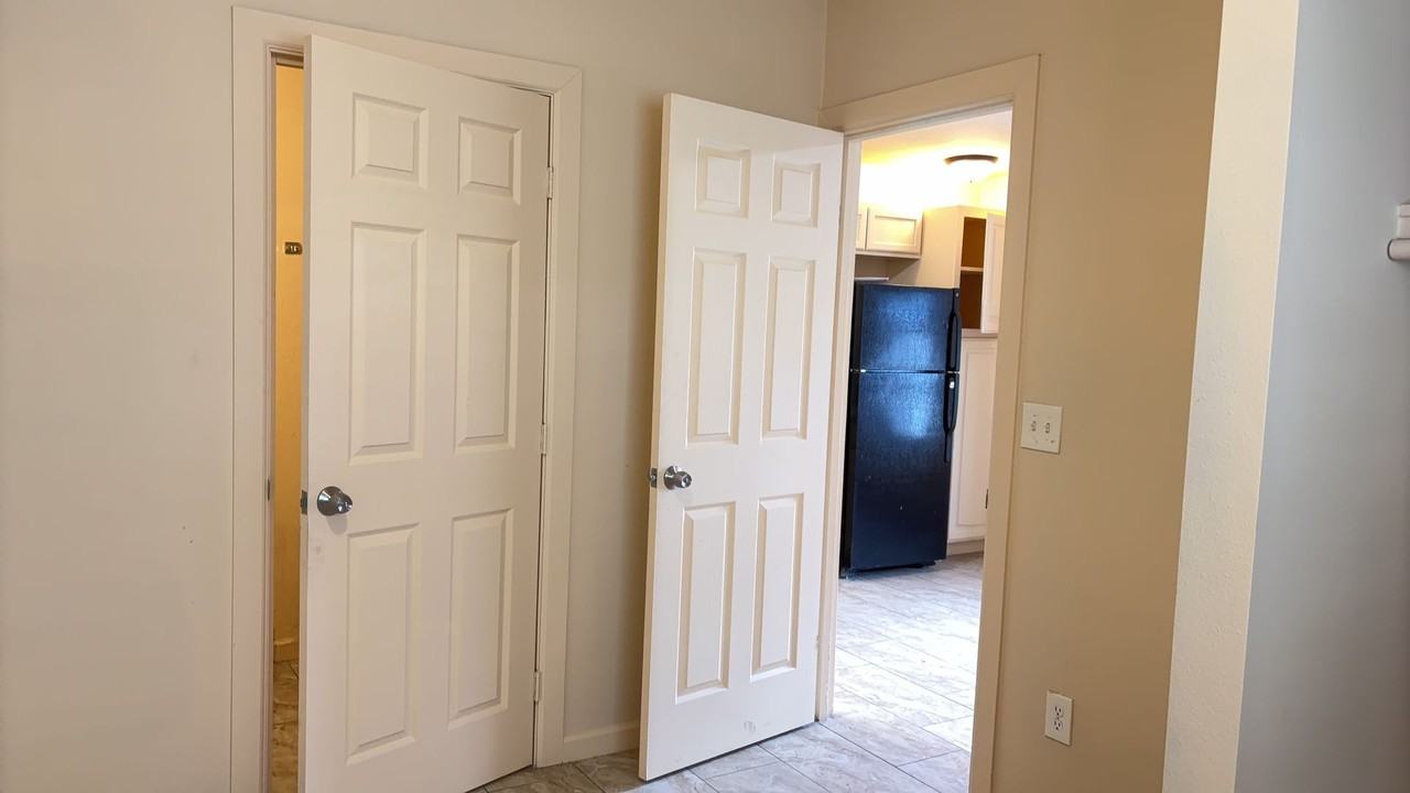 6714 N 54TH AVE - Photo 7 of 32