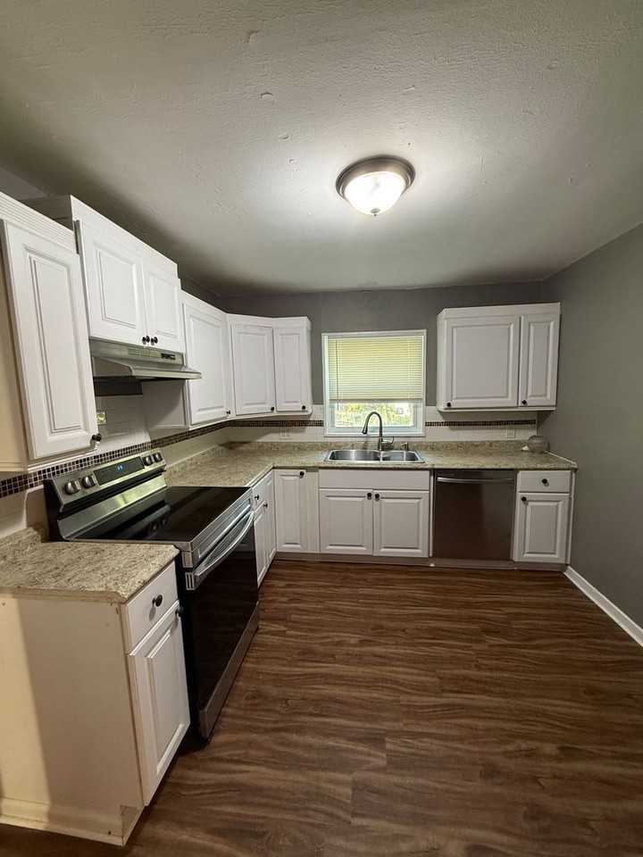 6304 E 149th St - Photo 7 of 11