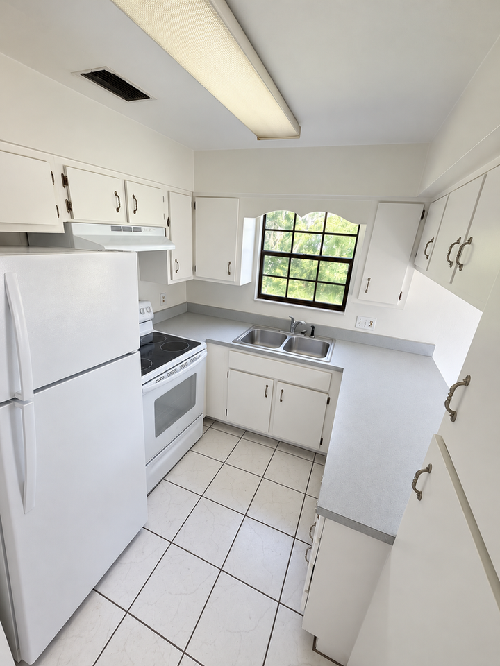 4290 Ne 2nd Ct - Photo 4 of 10