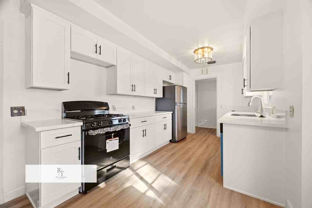 1033 Encino Ave - Photo 7 of 33