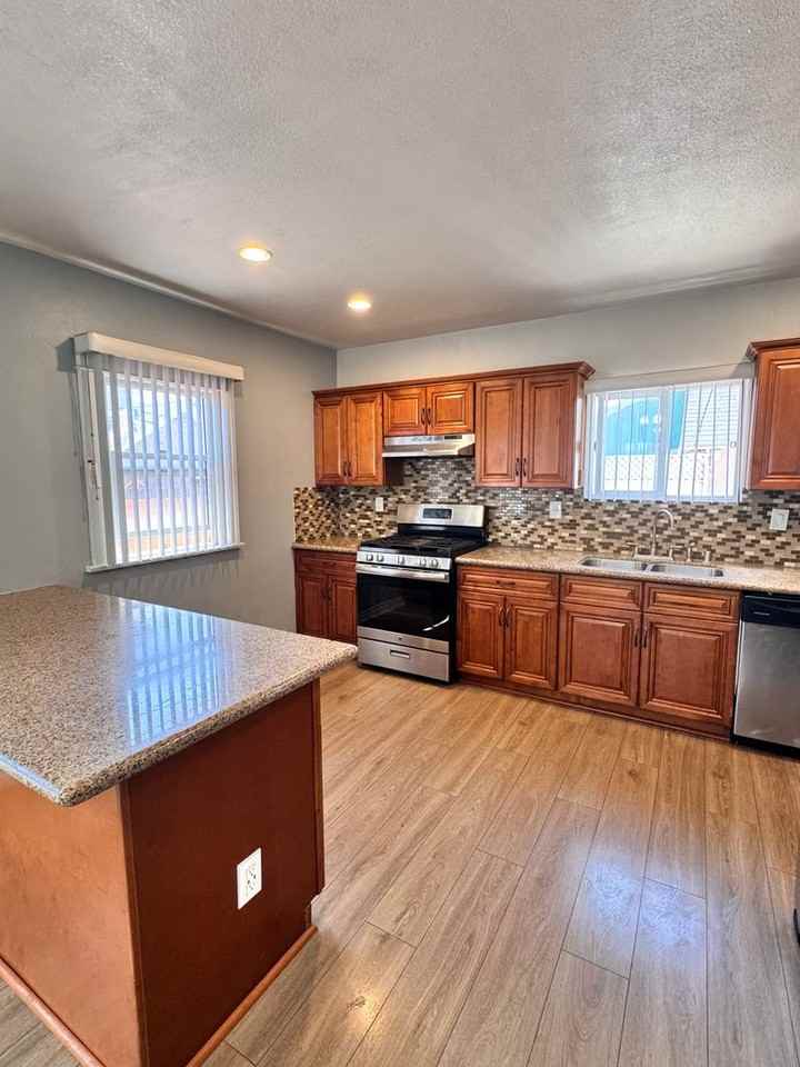 827 Martin Luther King Jr Ave - Photo 4 of 27
