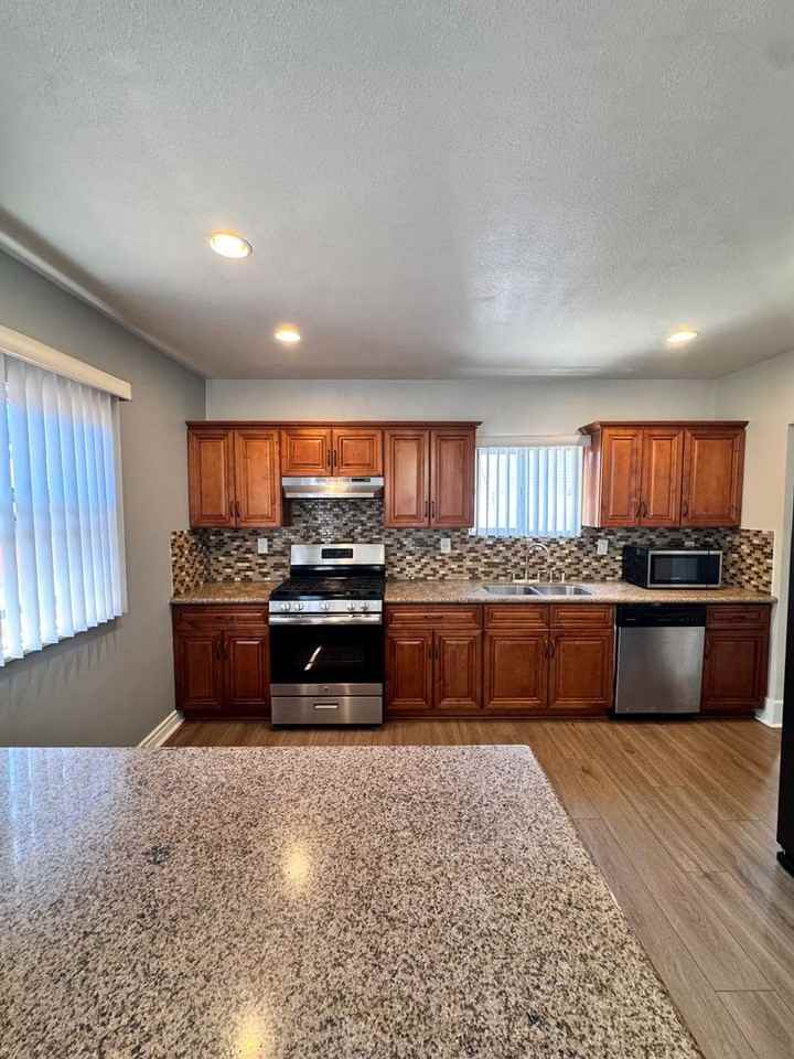 827 Martin Luther King Jr Ave - Photo 5 of 27