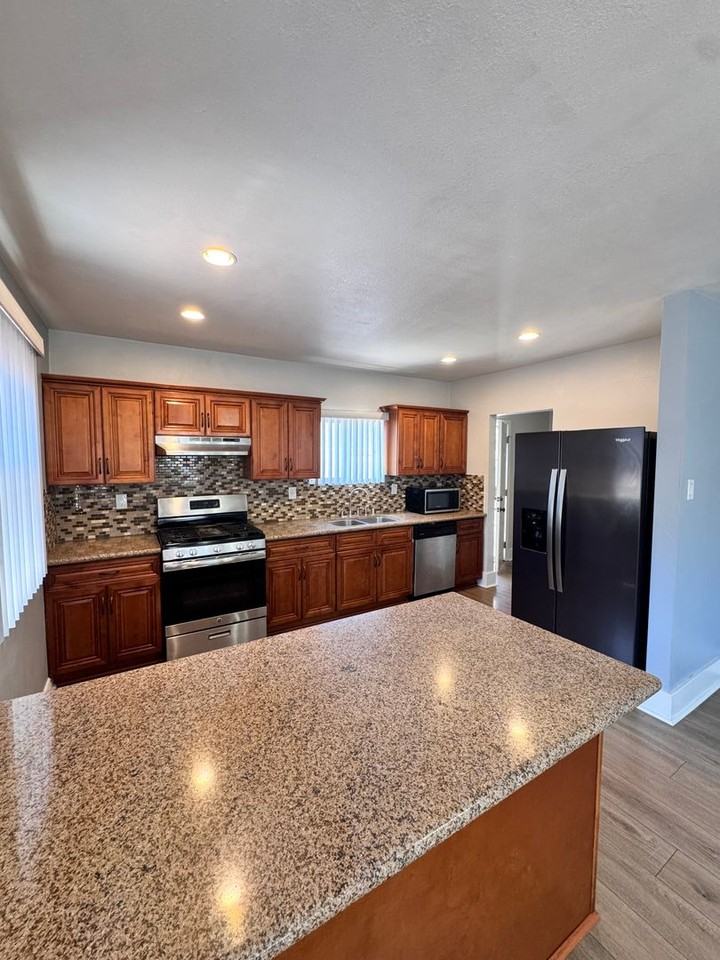 827 Martin Luther King Jr Ave - Photo 6 of 27