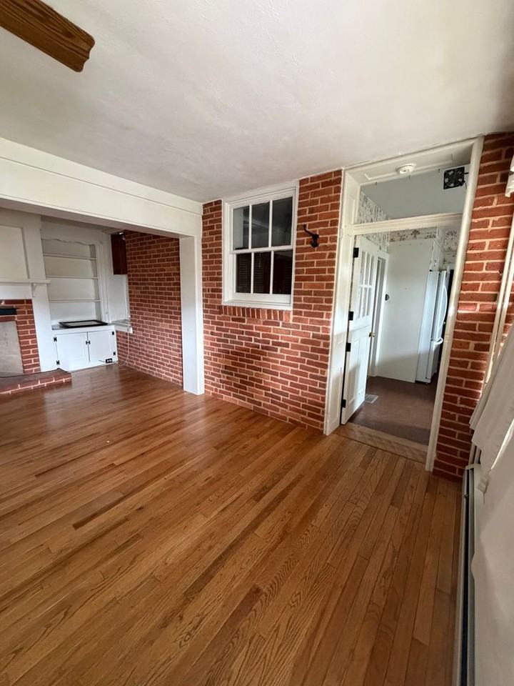 366 Locust Ln - Photo 5 of 35