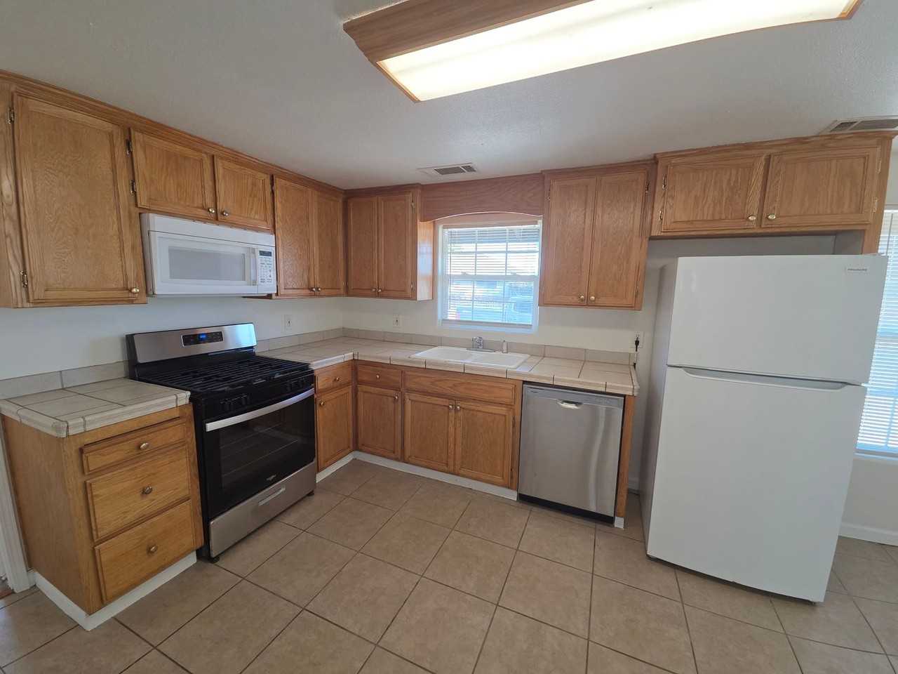 903 Railroad Ave - Photo 2 of 29