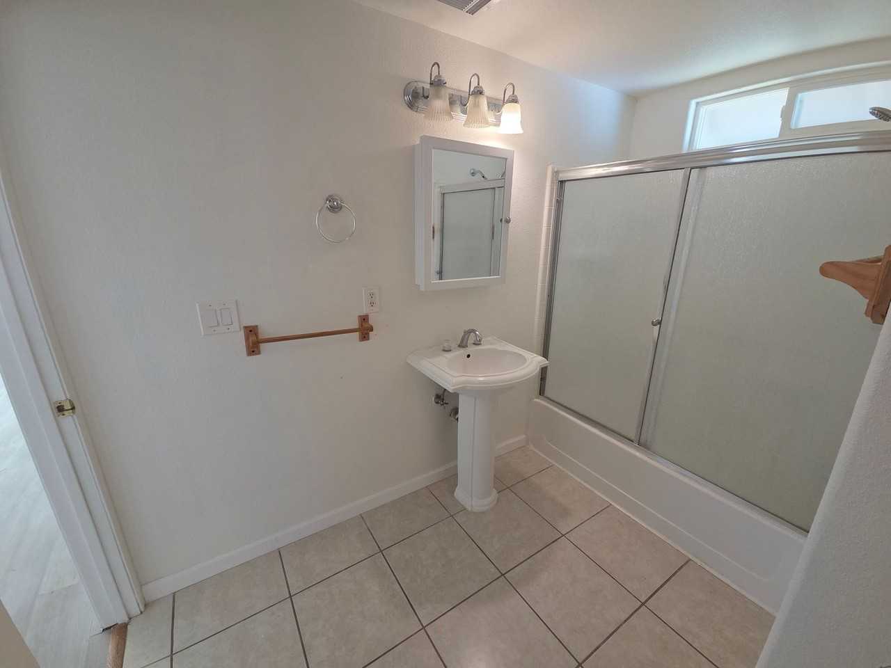 903 Railroad Ave - Photo 4 of 29
