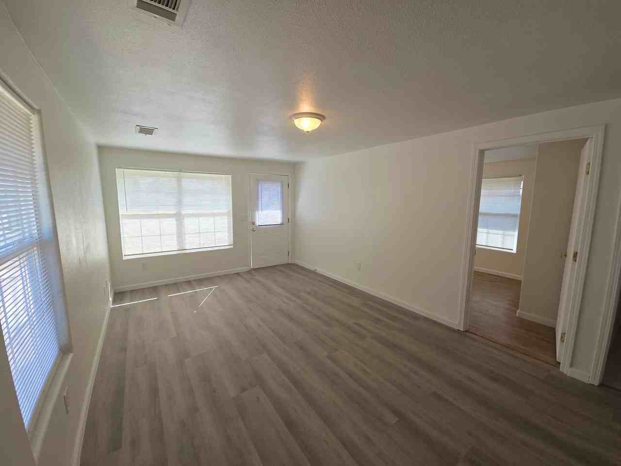 903 Railroad Ave - Photo 6 of 29