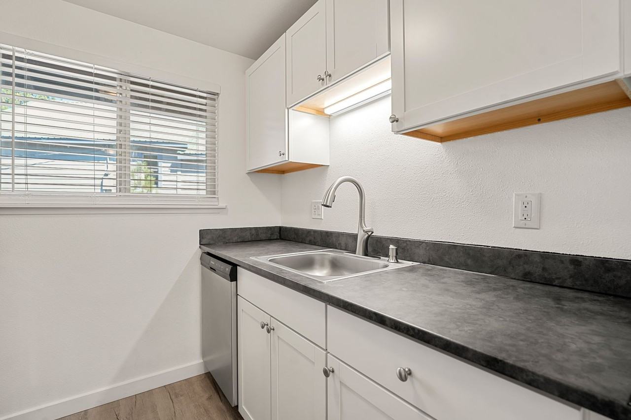 902 Nw Carlon Ave #2 - Photo 3 of 22