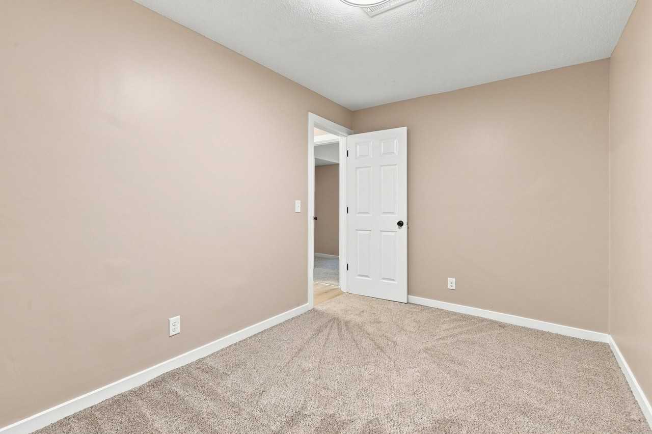 350 Skyline Dr - Photo 5 of 32