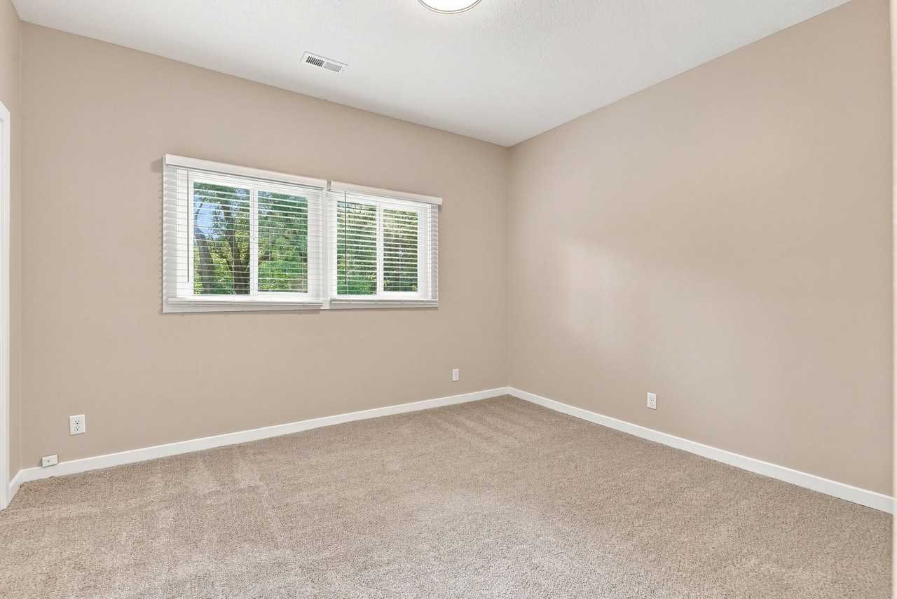 350 Skyline Dr - Photo 7 of 32