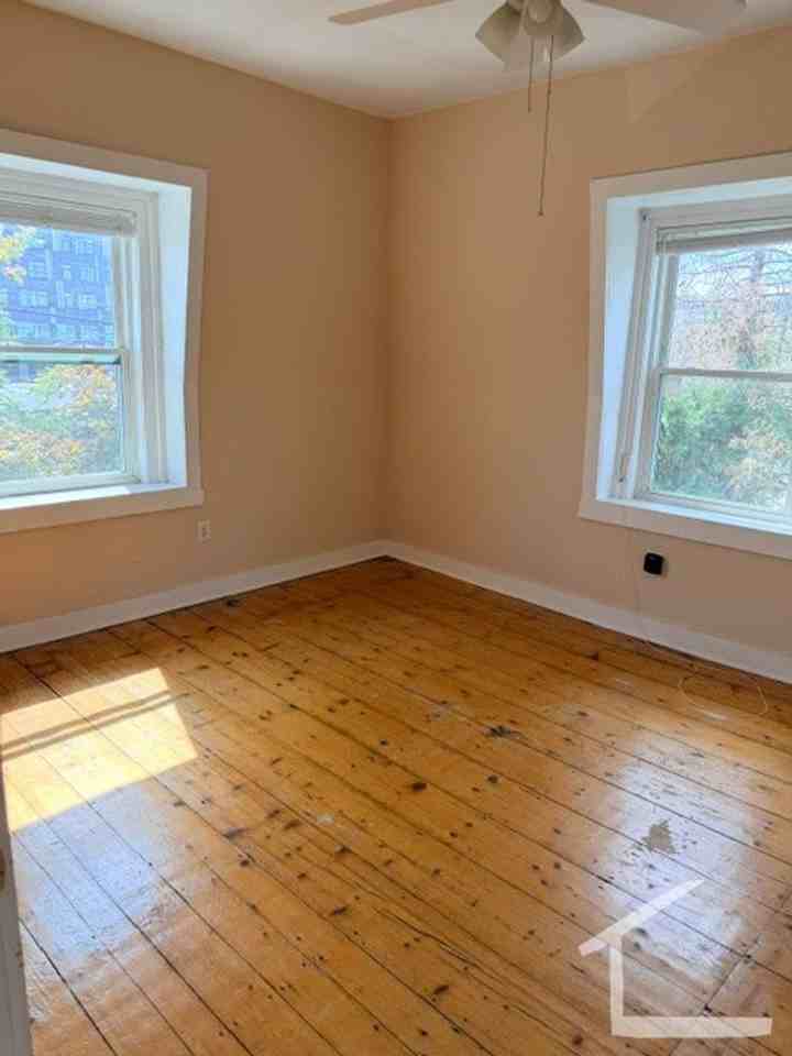284 Lincoln St - Photo 2 of 6