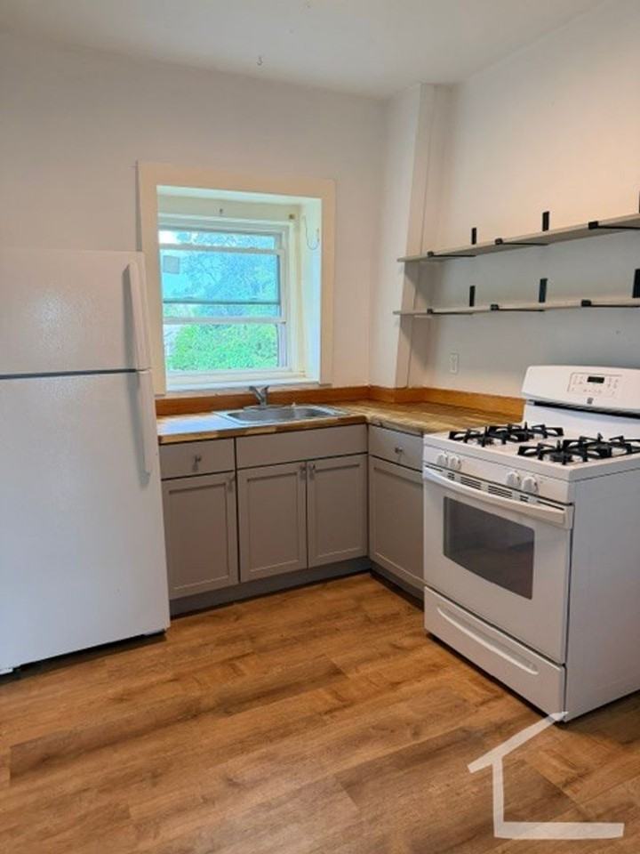 284 Lincoln St - Photo 4 of 6