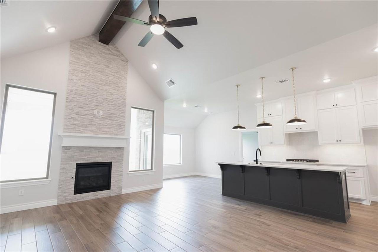 15504 Springfield Ln - Photo 2 of 25