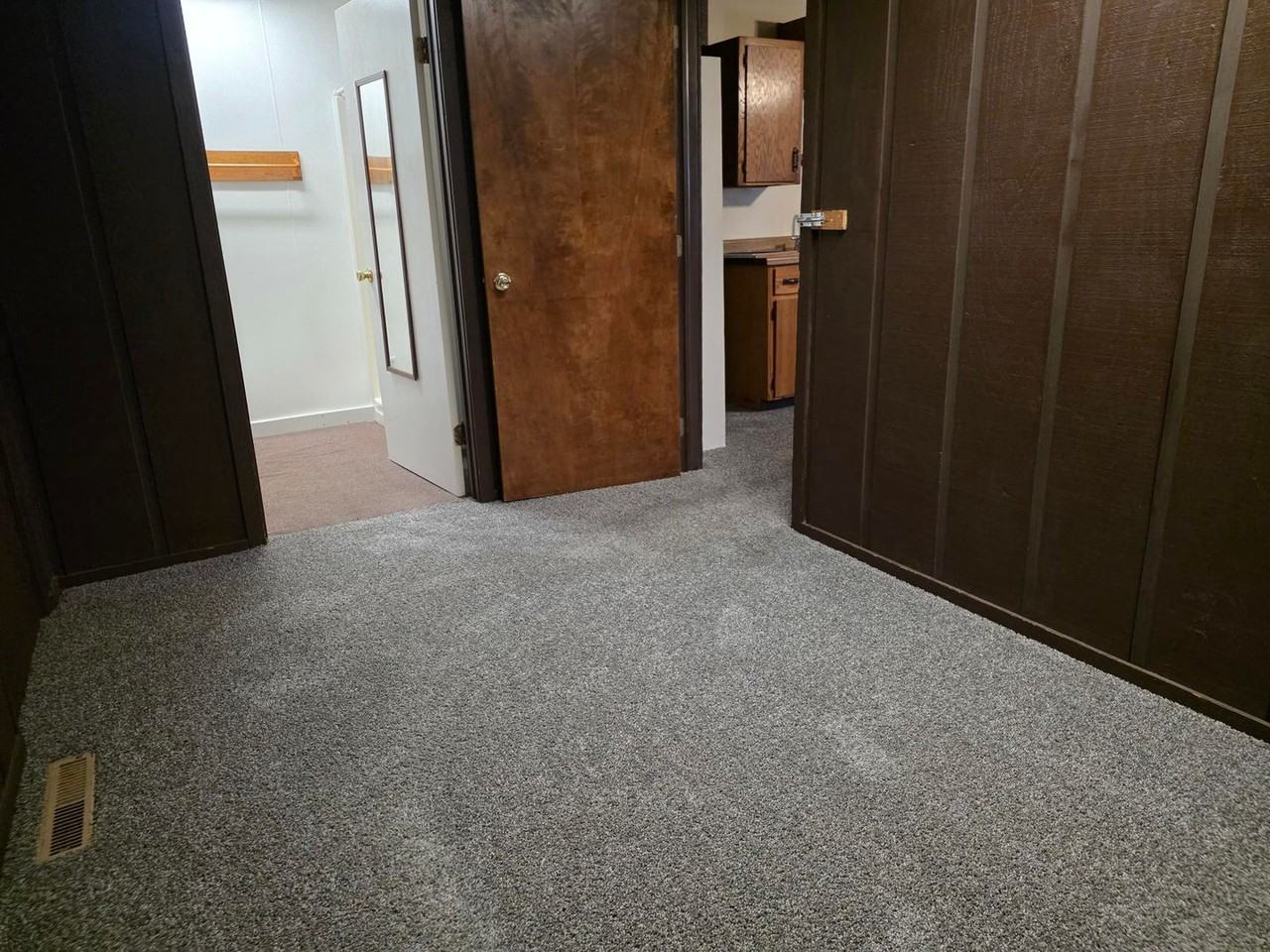 136 S Bridge St - Photo 6 of 7