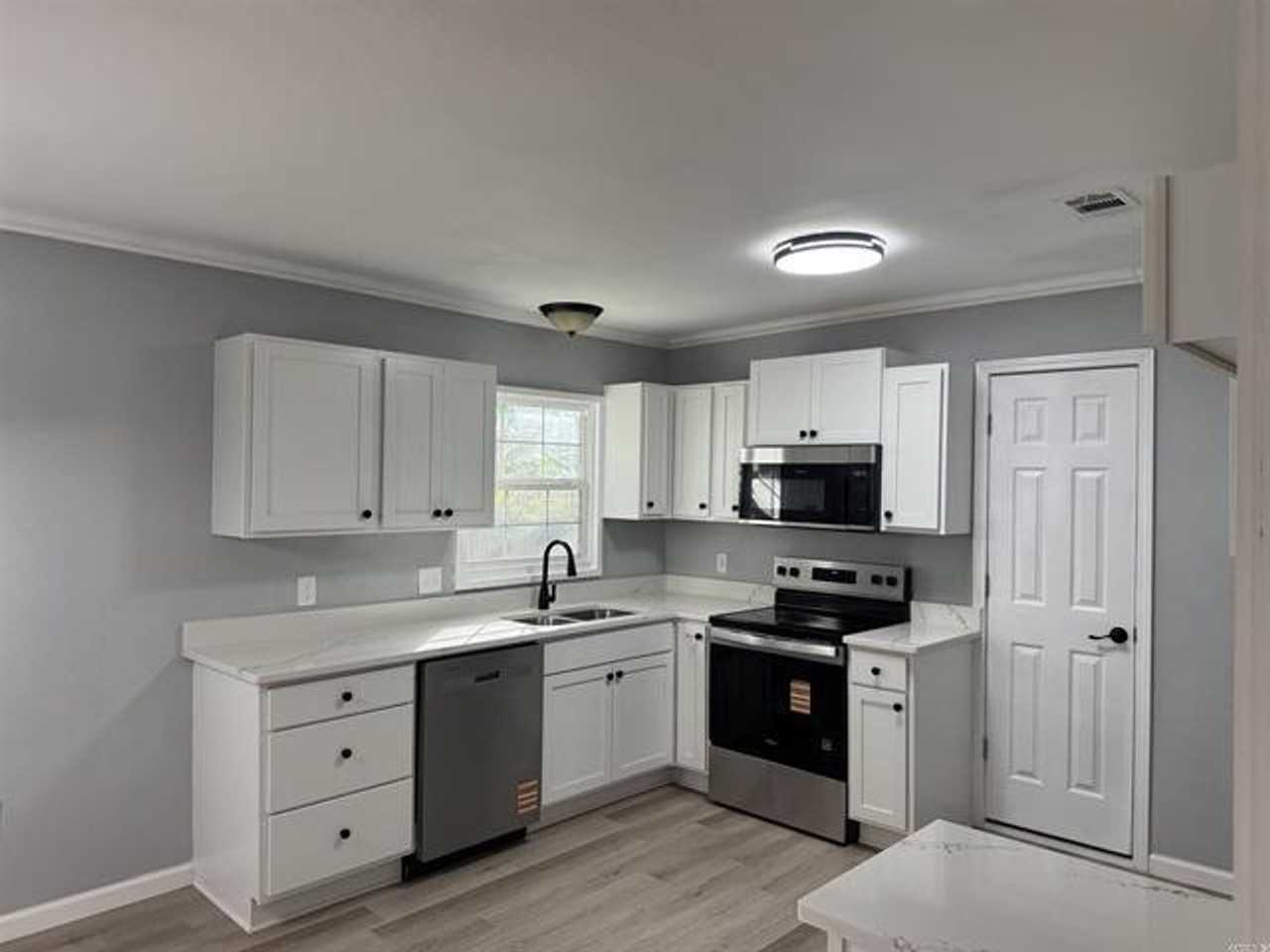 1001 Montclair St - Photo 4 of 23