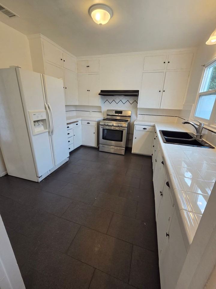 525 E Church St - Photo 5 of 12