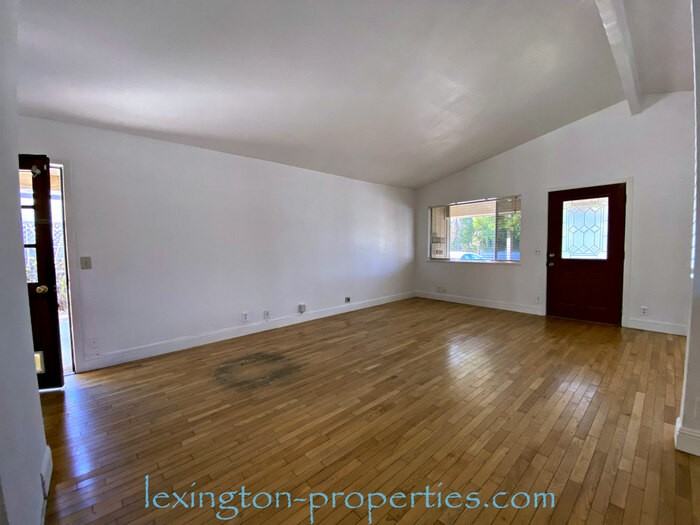 4935 San Francisco St - Photo 3 of 15