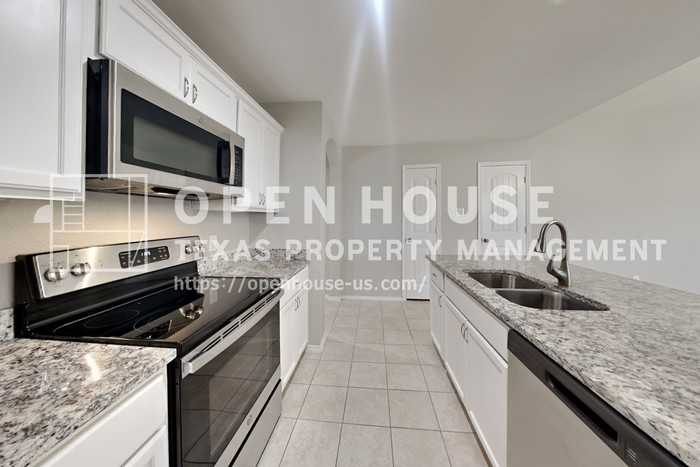 244 Cyrus St - Photo 5 of 23
