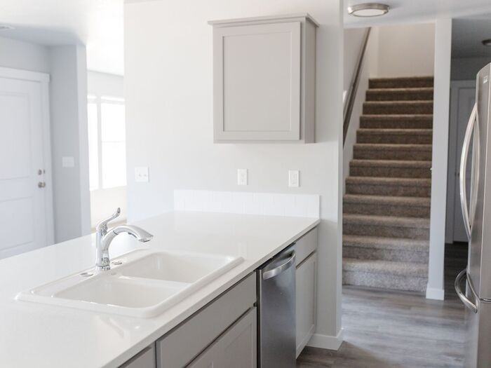 1061 E Klamath Ln - Photo 4 of 17