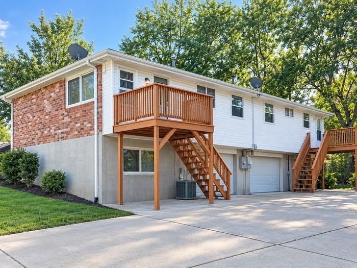 1685 Lonedell Rd - Photo 2 of 10