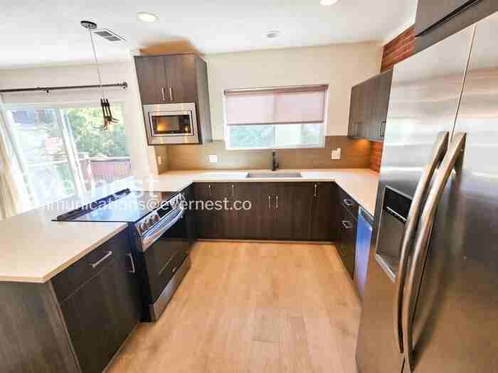 805 E 7th Ave #9 - Photo 6 of 10