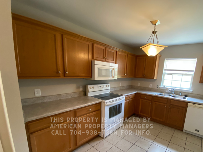 1176 Lombardi St - Photo 3 of 14