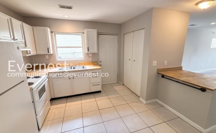 1527 Kirby Ave - Photo 4 of 14