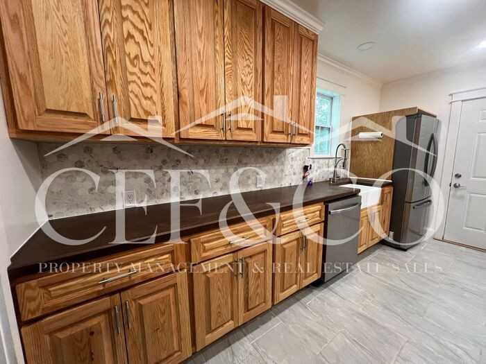 404 Gentry St - Photo 4 of 10