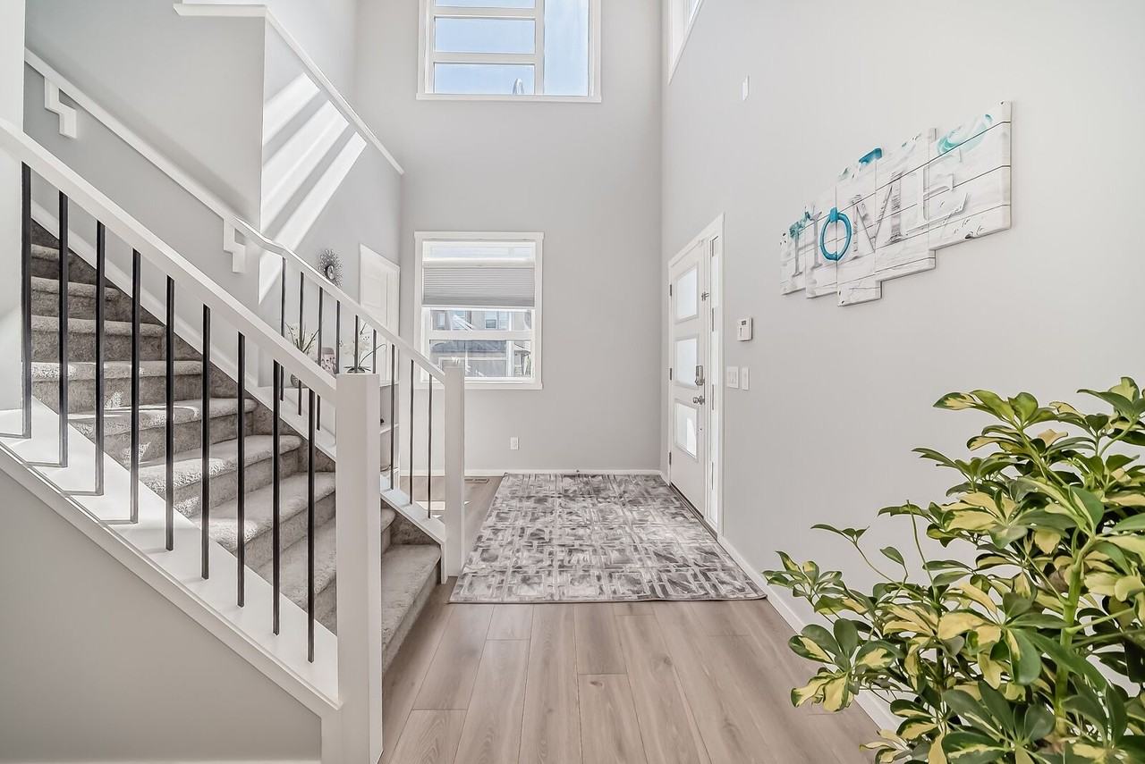 300 Walgrove Blvd Se - Photo 2 of 10