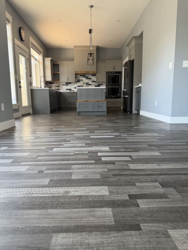 10 Tagish Ave - Photo 3 of 10