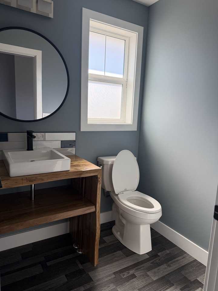 10 Tagish Ave - Photo 5 of 10