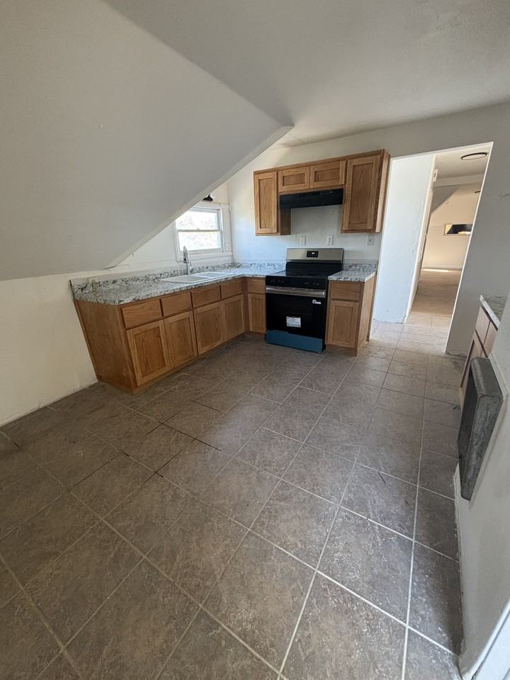 707 Se 8th St #2 - Photo 5 of 10